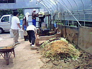 生ゴミ処理施設で事業はじまる・回収した生ゴミ堆肥、粉砕して発酵