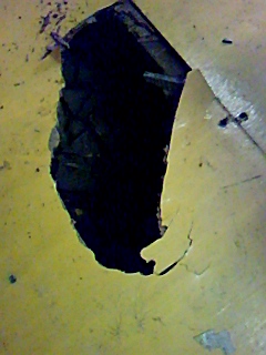 穴のあいた床の下、福井豪雨の泥が今も埋まって