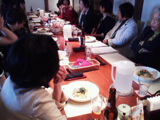福井県女性議員の会総会開かれる（昼食をはさんで意見交換）