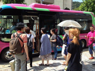 河和田コミセン前停留所、満員の乗客