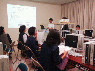 牧田統括監の指導で、鯖江市連合婦人会IT研修会